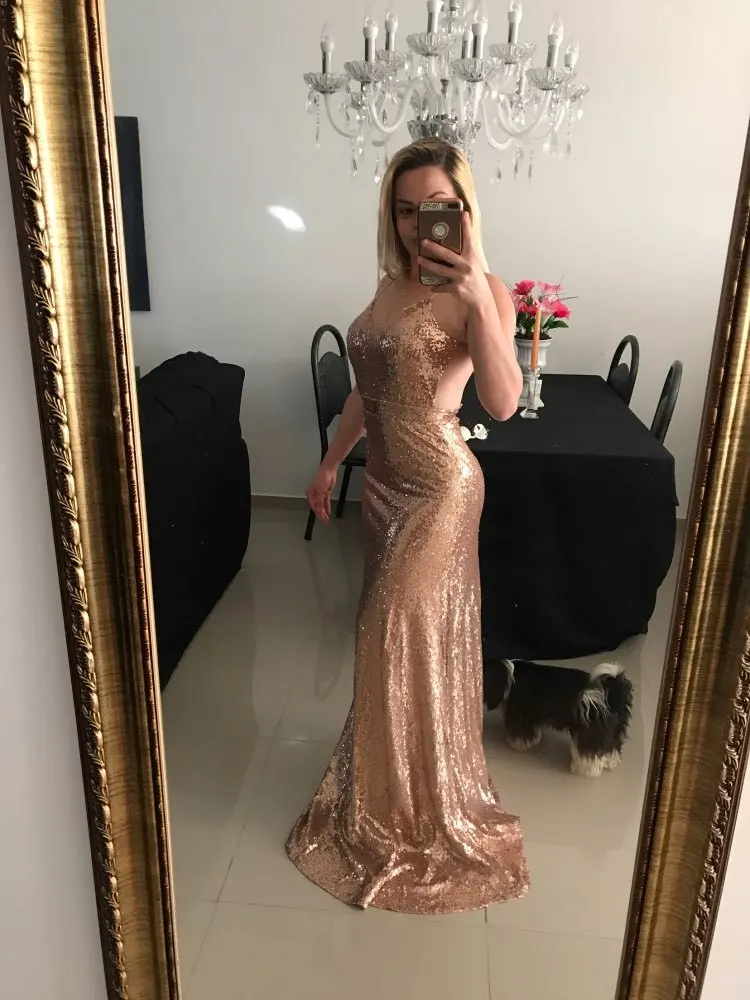 Блестящее женское длинное платье с блестками в пол открытой спиной и золотыми