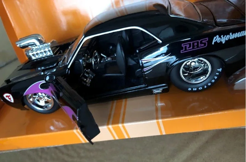 Модифицированная модель автомобиля Chevrolet Camaro в стиле ретро 1:24 1970