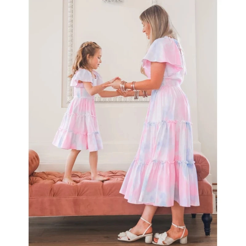 

2022 платье для мамы и дочки, одежда для мамы и дочки, летняя одежда для мамы и дочки с цветами, розовое платье с пышными рукавами и рюшами для в...