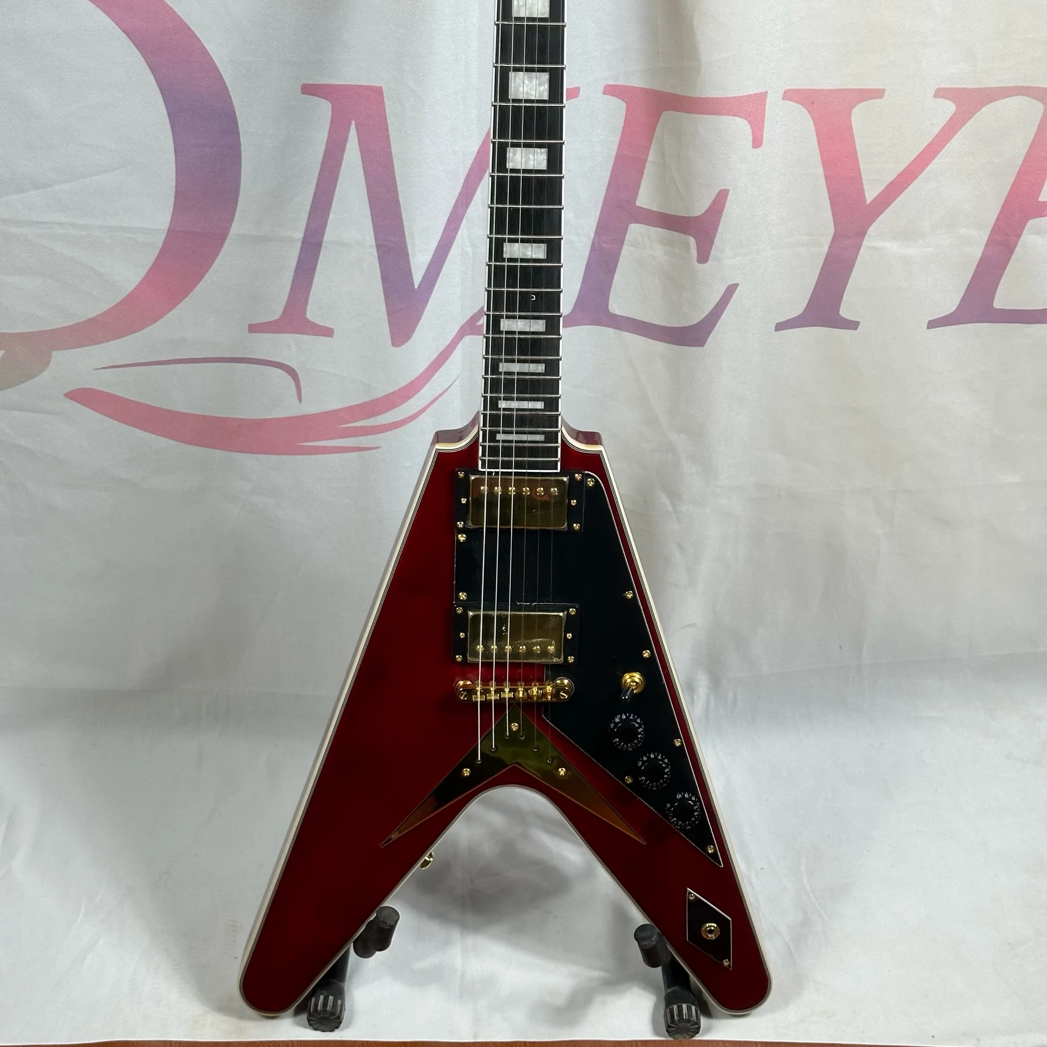 

Free Shipping Red V-shaped Electric Guitar Gold Hardware Guitars Mahogany Bbody Guitarra