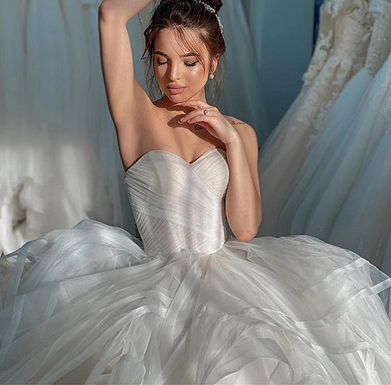 Пышное бальное платье цвета слоновой кости и бежевого из органзы свадебное 2024