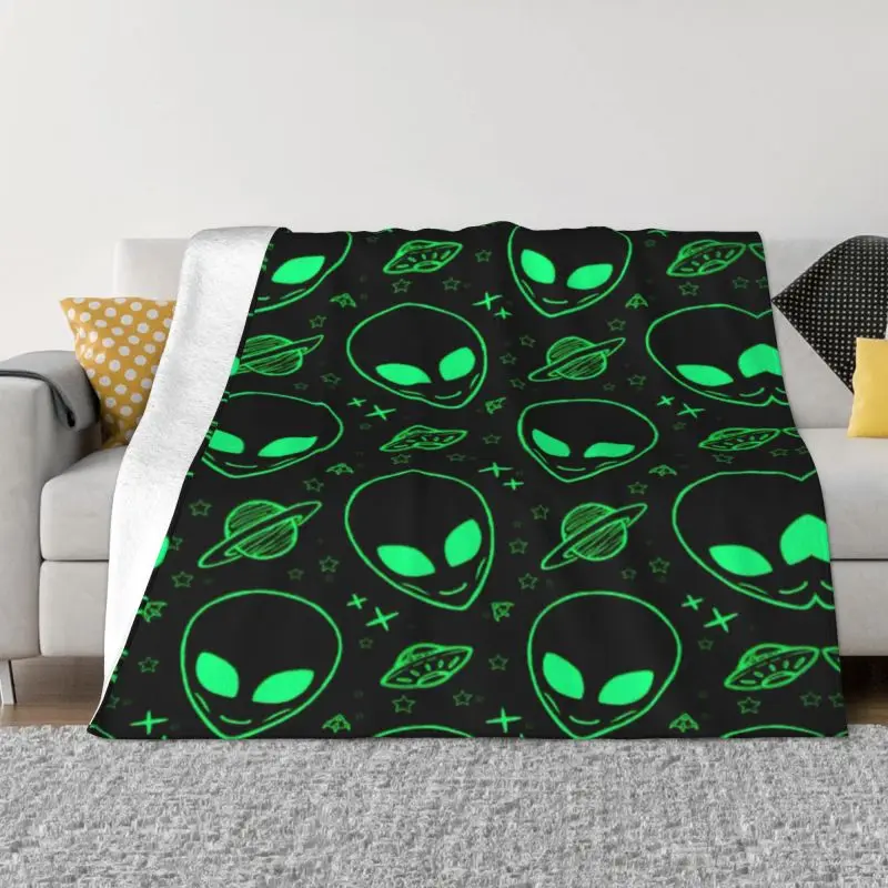 

Cute Aliens And Ufo Pattern Print Blanket Warm Fleece Soft Flannel Throw Blankets for Bedding Sofa Outdoor Spring