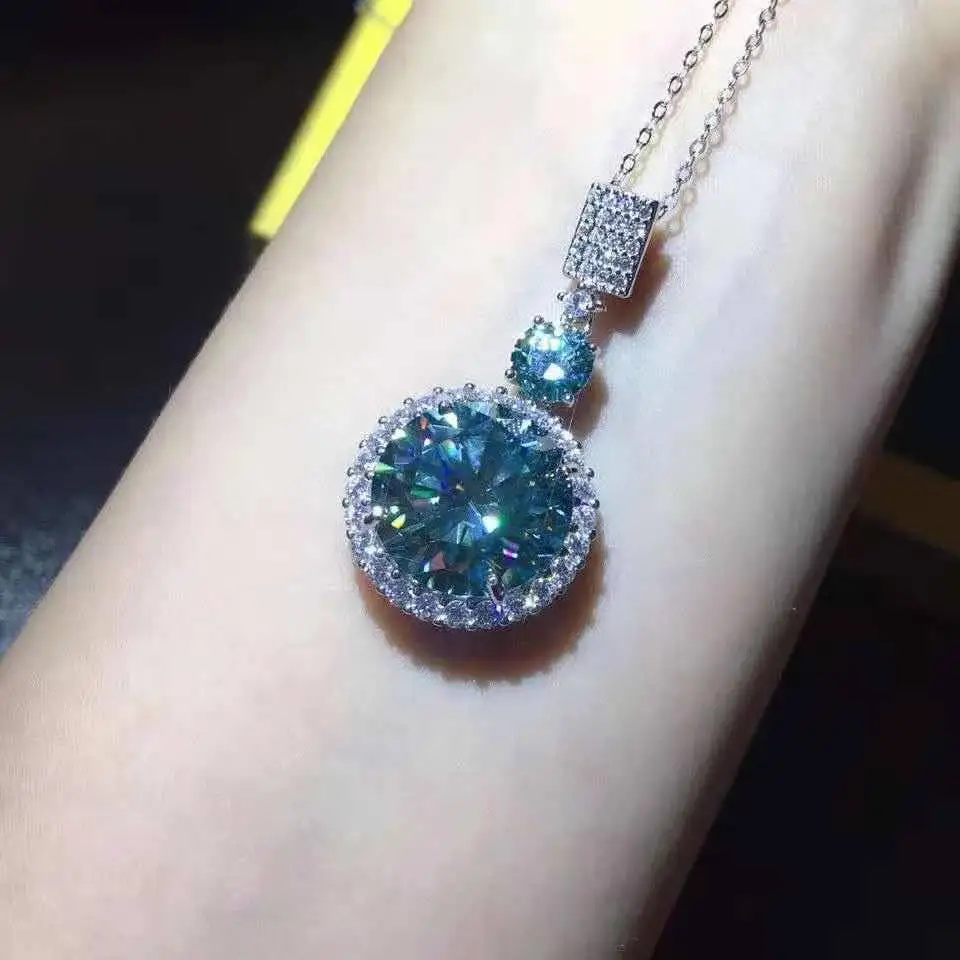 

New Domineering Dove Egg 10 Carat Moissanite Pendant Female Niche Light Luxury Necklace Jewelry Accessories