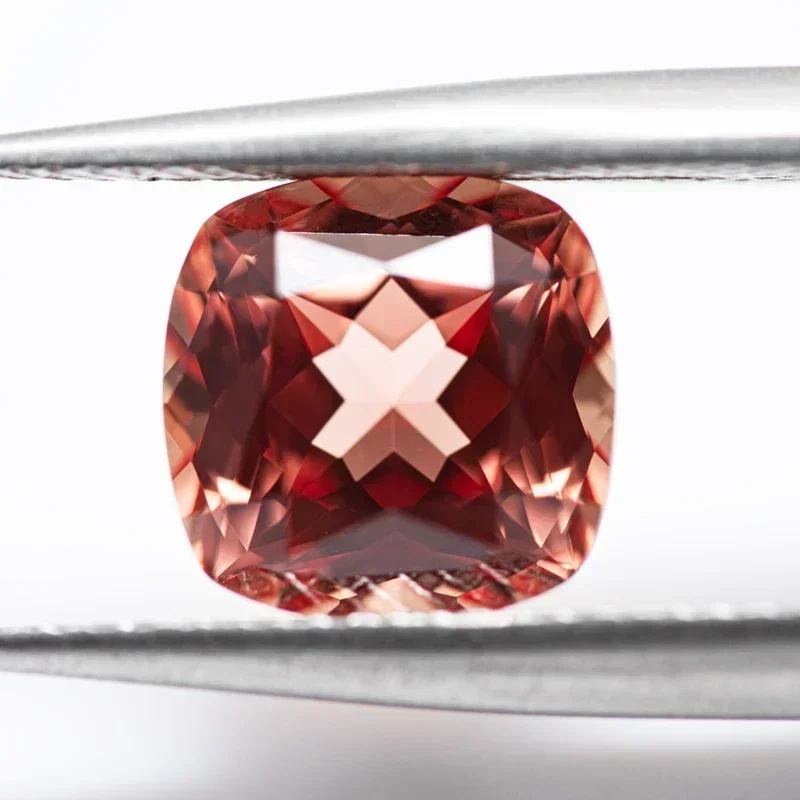 Выполненная в лаборатории сапфировая квадратная подушка оранжевого цвета VVS1