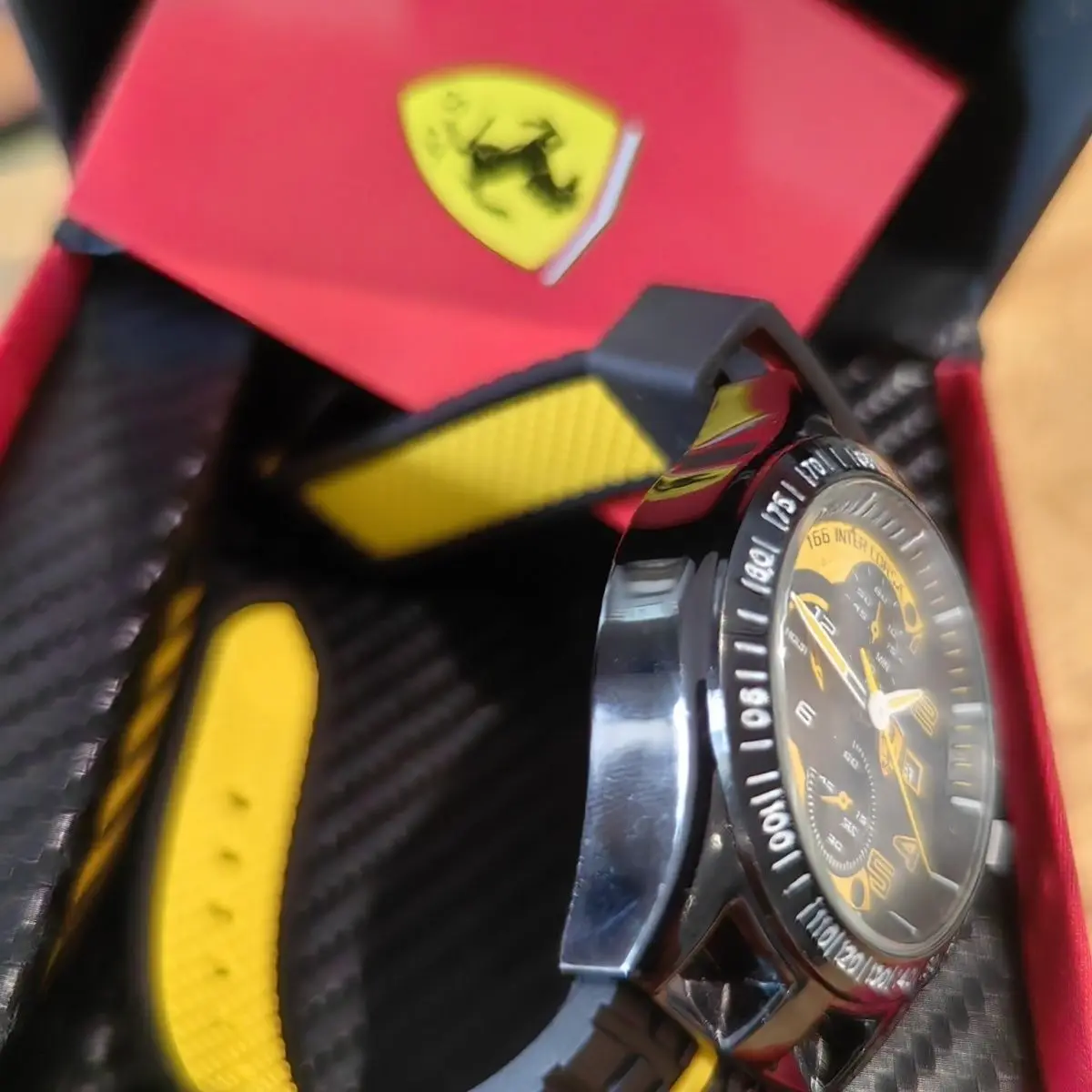 Рисунок 5 - Роскошные часы Ferrari