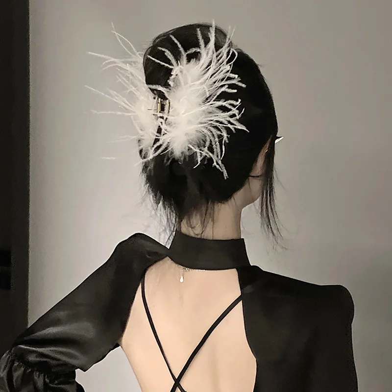 

Fashion Ostrich Feather Hair Clip for Women's High-end Sweet Retro Hairpin Grab Clip Hair Shark Clip Hair Accessories Party Head