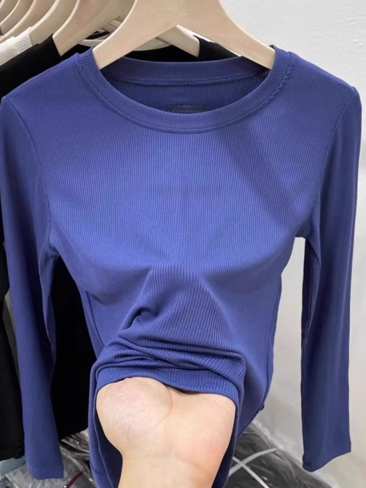 Черная высококачественная нижняя рубашка с нитью осенне-зимний топ 2024 новые