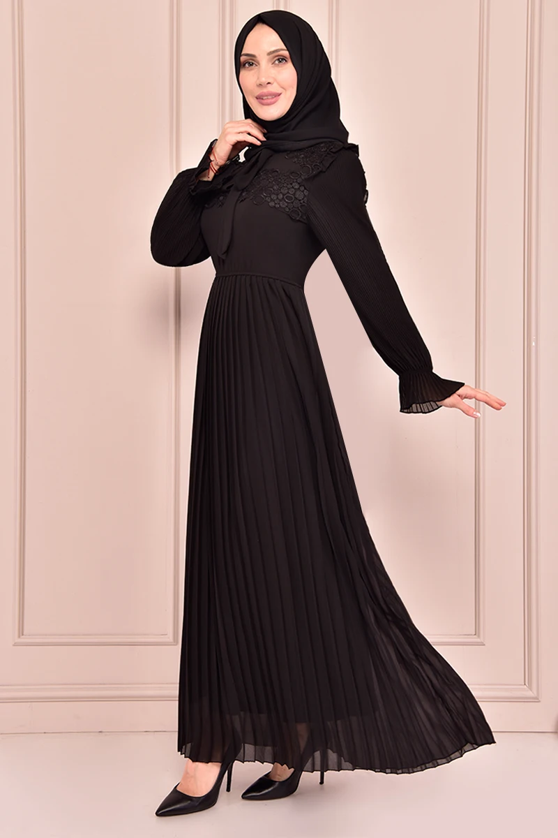 Плиссированное шифоновое платье черного цвета TKN3506