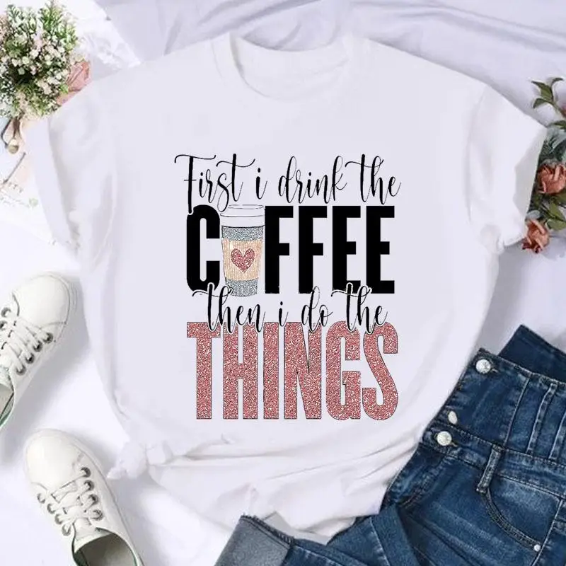 

Женская футболка с коротким рукавом и принтом в виде букв