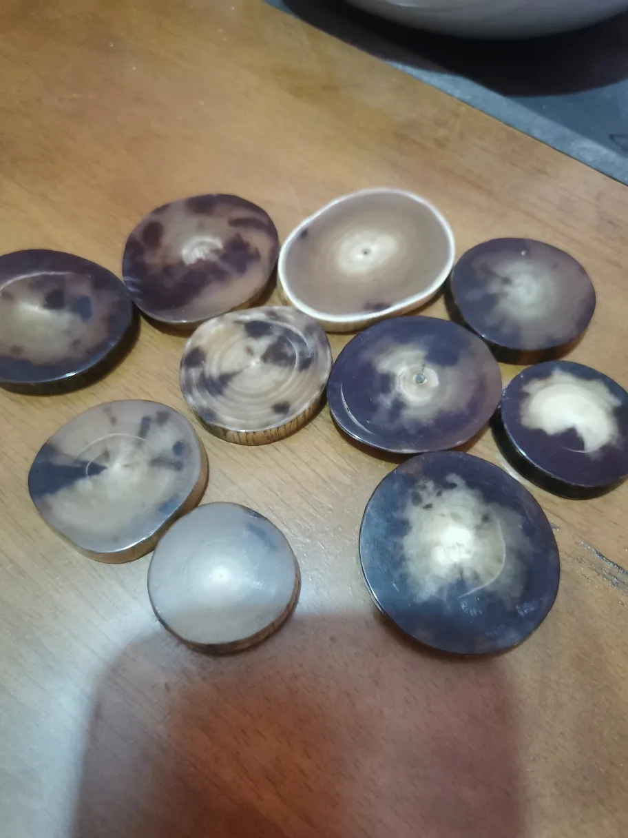 

Кусочки рога яка, кусочки соскабливания, ломтики соскабливания пуговиц, случайные черно-белые узоры, ручки ножей, сырье для пуговиц