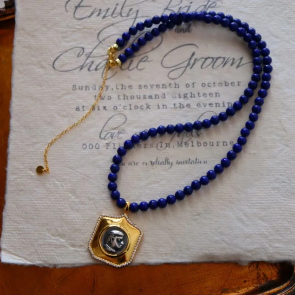 Цепочка с подвеской-монеткой в британском стиле