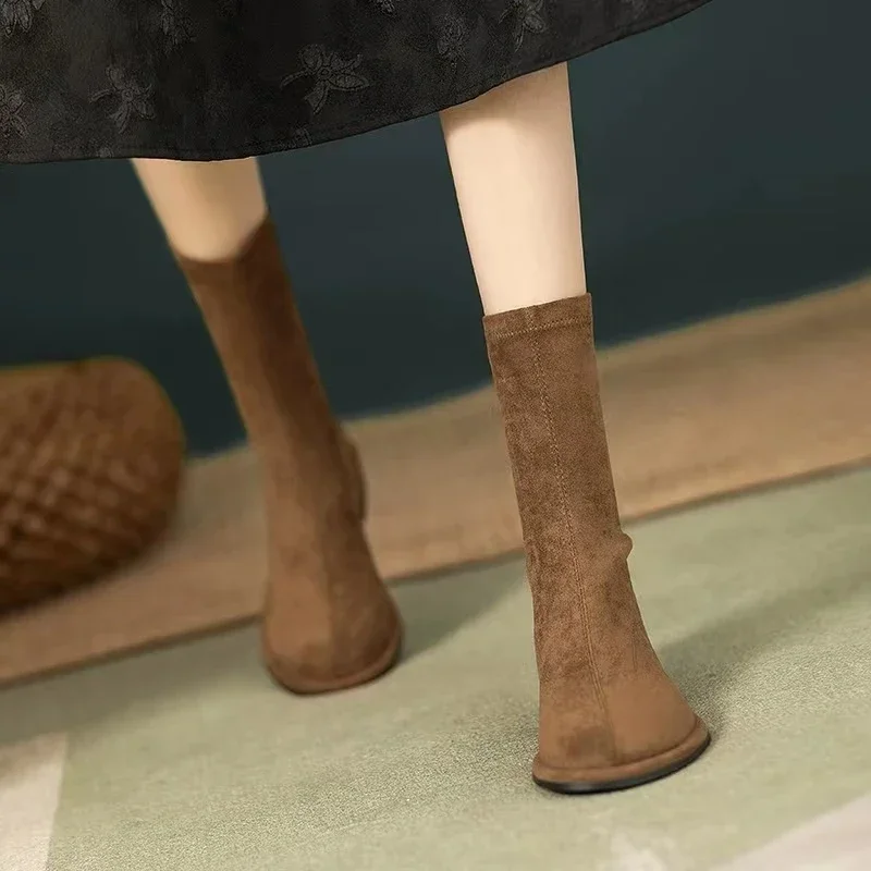 Замшевые женские короткие ботинки без шнуровки на плоском каблуке