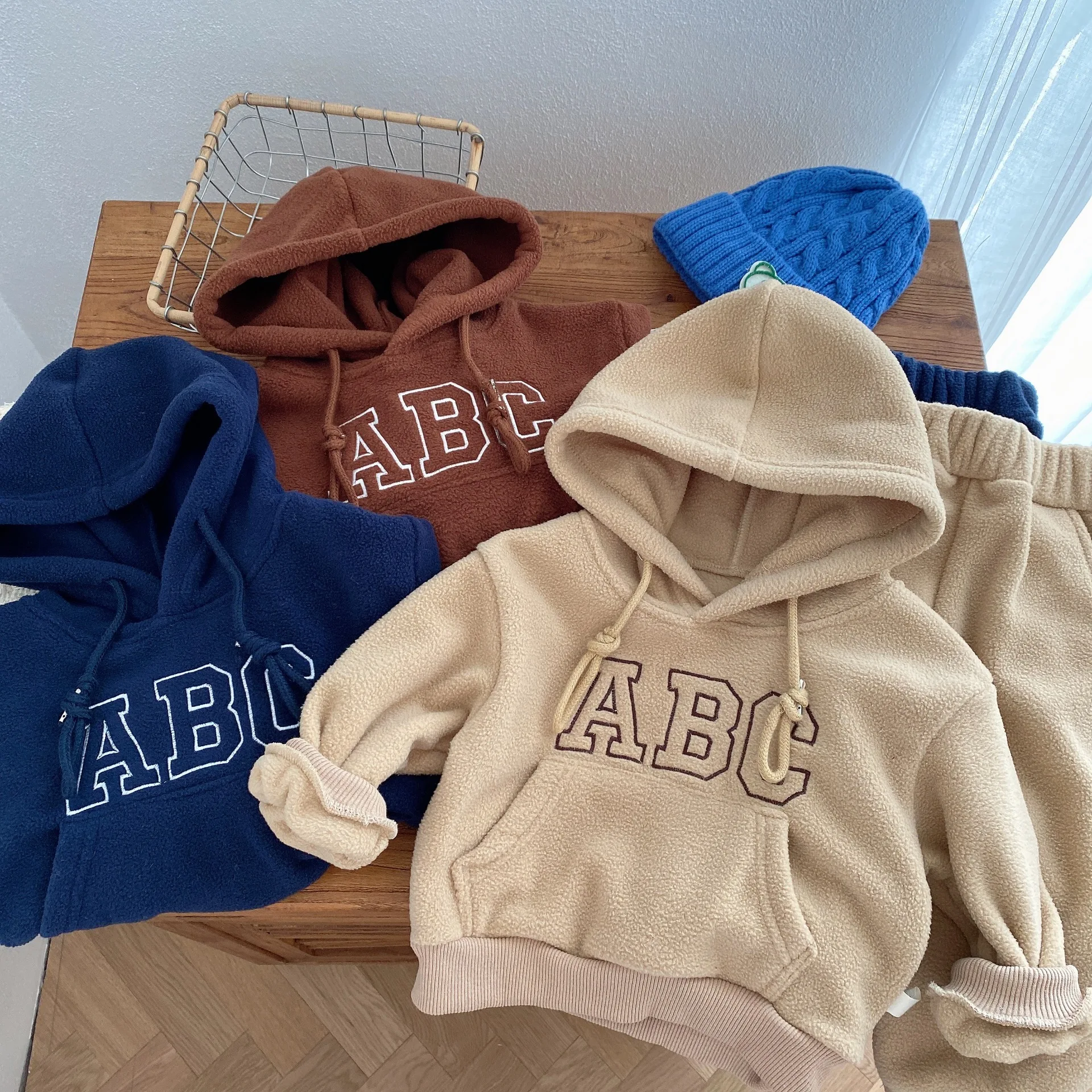

Повседневный флисовый спортивный костюм; Теплый пуловер для детей; Толстовки с капюшоном и буквенным принтом; Толстовки с капюшоном и карма...