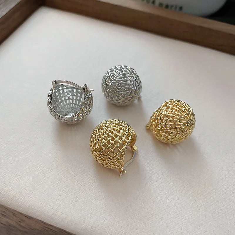 

Винтажные полые металлические круглые серьги-кольца для женщин, ювелирные изделия в стиле панк, модные серьги с литыми шариками, женские се...