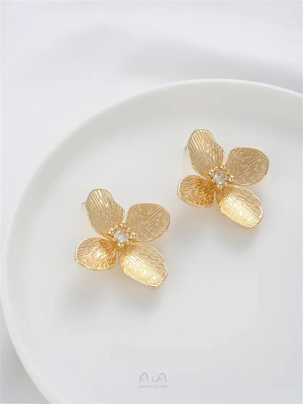 14-каратное золото инкрустированное цирконием тичинка четыре лепестка большие
