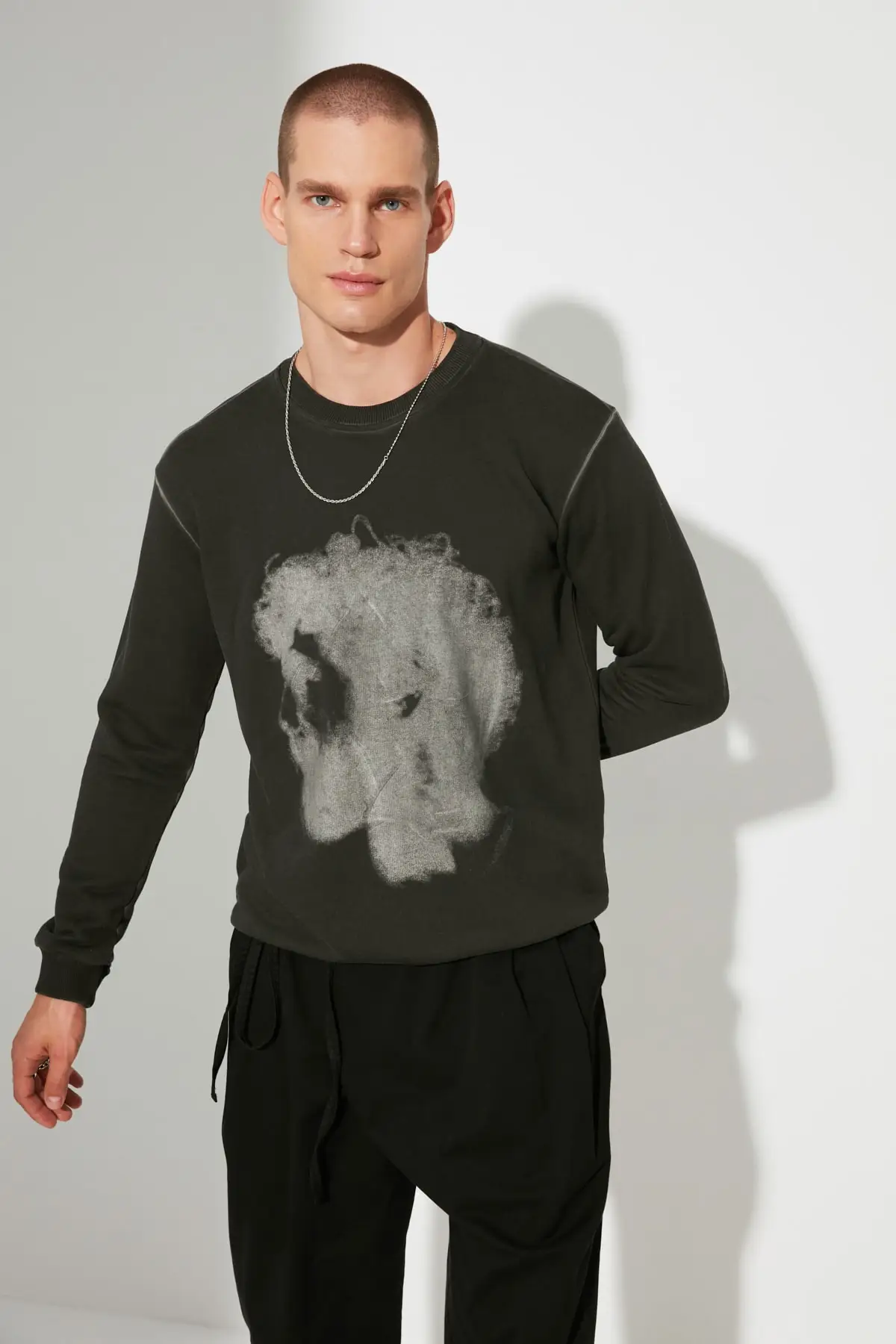 

Trendyol Men 'S Regular Fit Sweatshirt TMNAW22SW1333