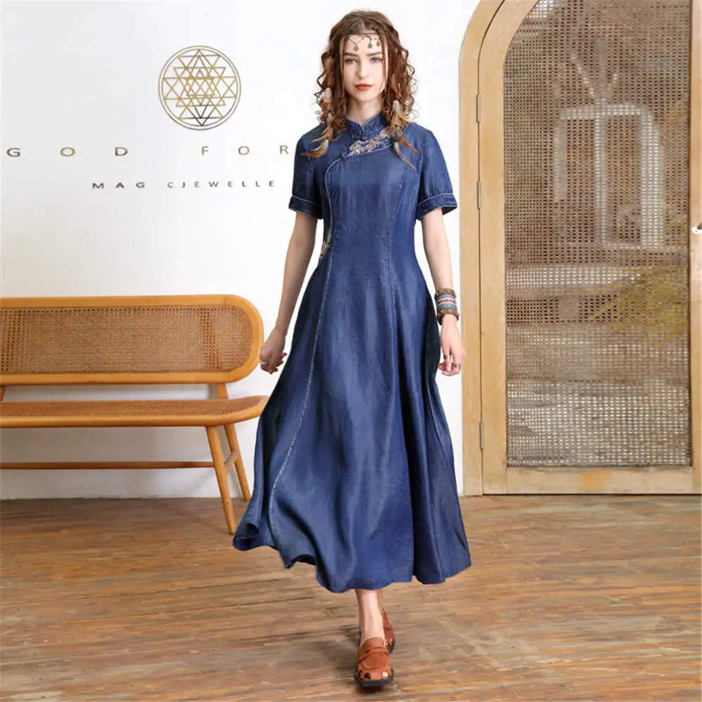 Женское длинное джинсовое платье из тенсела элегантное приталенное с вышивкой