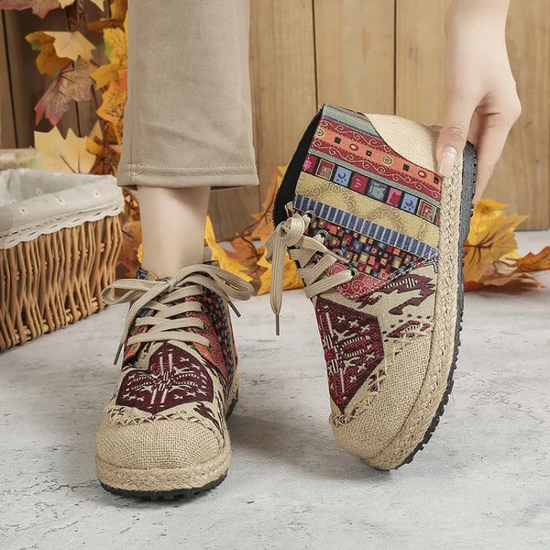 

2023 Высококачественная женская обувь с круглым носком, Вулканизированная обувь с вышивкой, зимняя разноцветная повседневная спортивная обувь на шнуровке