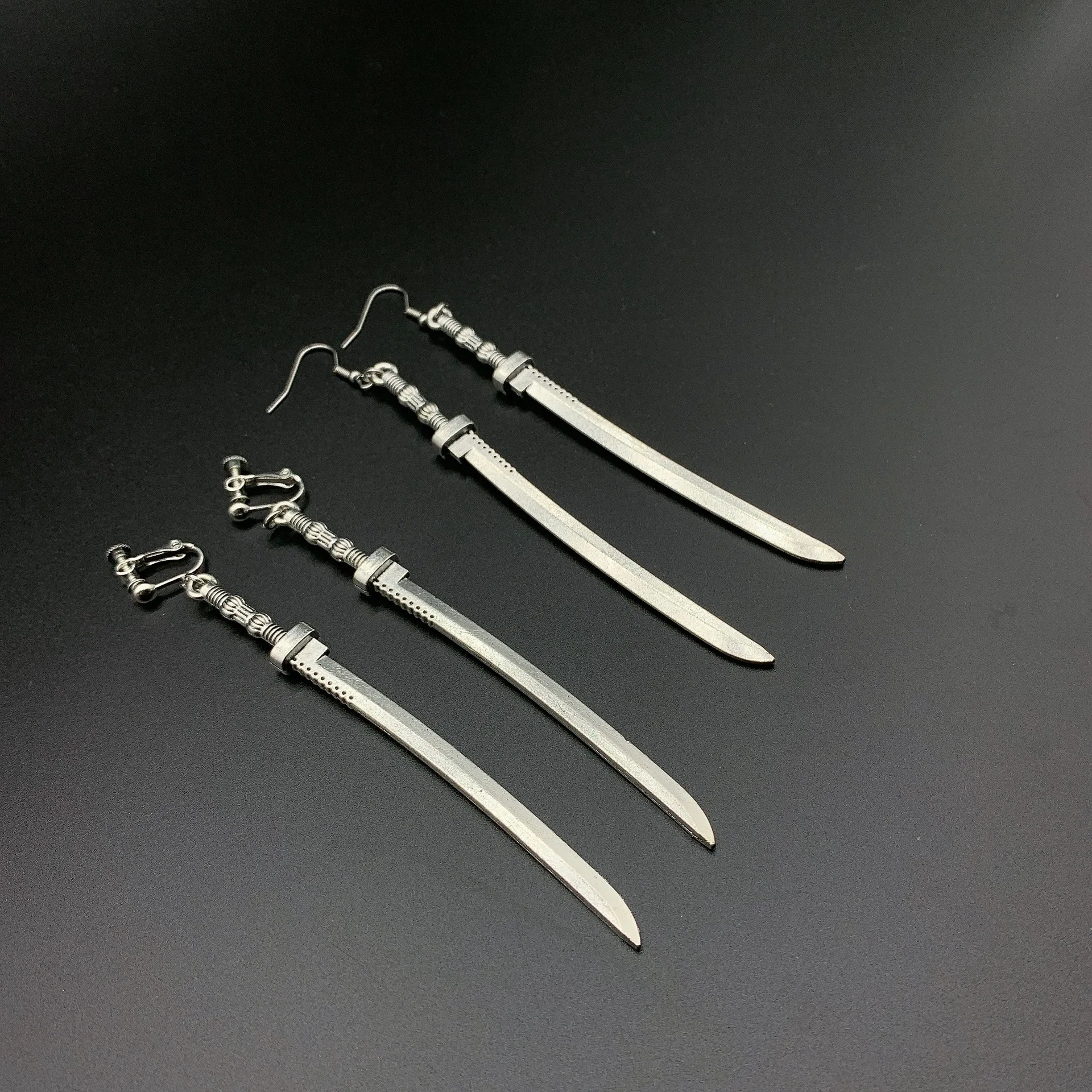 Панковская стальная аниме-тугрица с длинным ножом для ушей для мужчин и женщин, украшение, изысканные хип-хоп серьги Кореи.