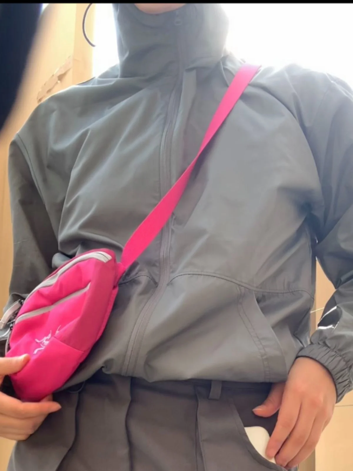 Функциональная легкая женская верхняя одежда с свободным капюшоном