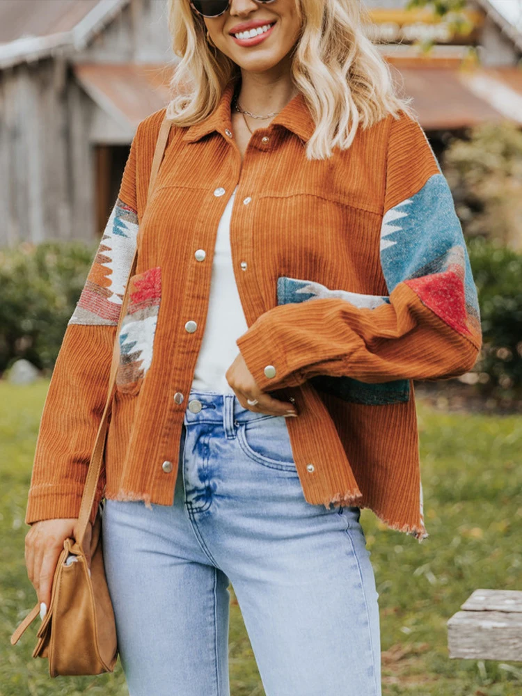 

Женская однобортная хлопковая куртка с принтом, большими карманами и воротником-рубашкой