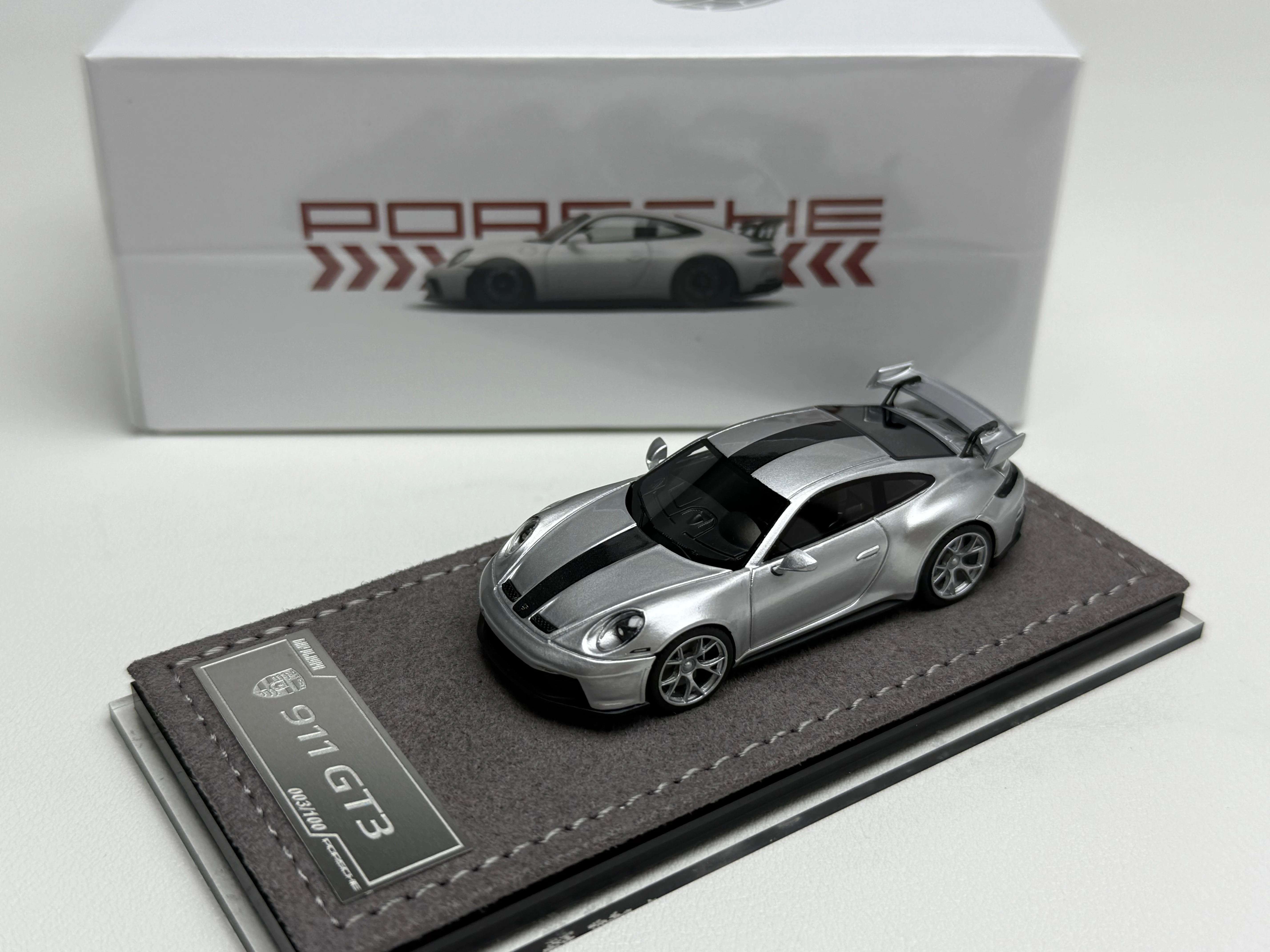 Фото Масштаб 1:64, новая модель 911 GT3 серебристого цвета, статическая миниатюрная имитация автомобиля из смолы, предмет декора для комнаты, праздничный подарок. №2