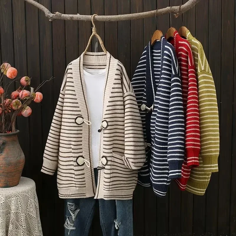 Трикотажный кардиган с большими карманами V-образным вырезом |