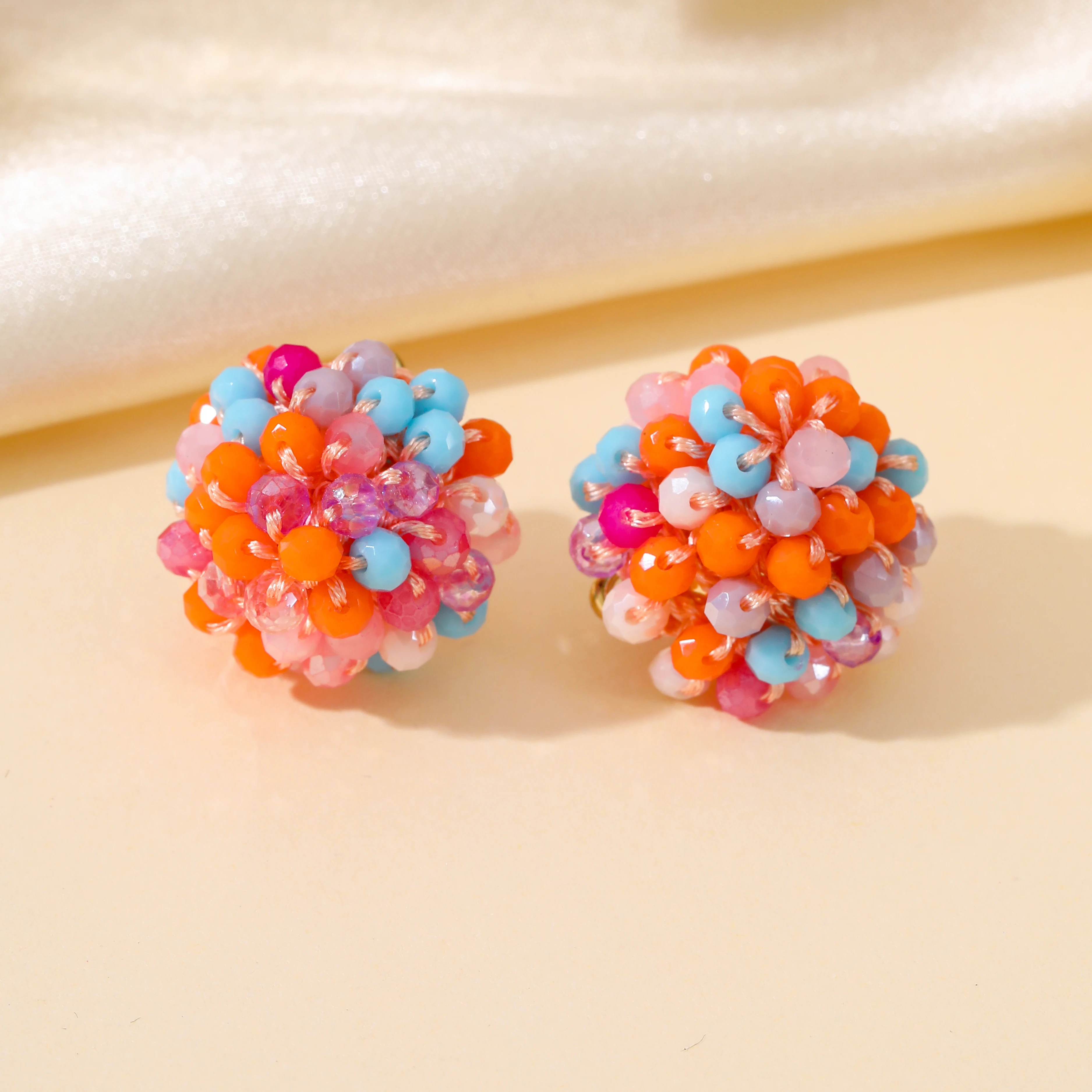 Круглые серьги-гвоздики из бусин INKDEW