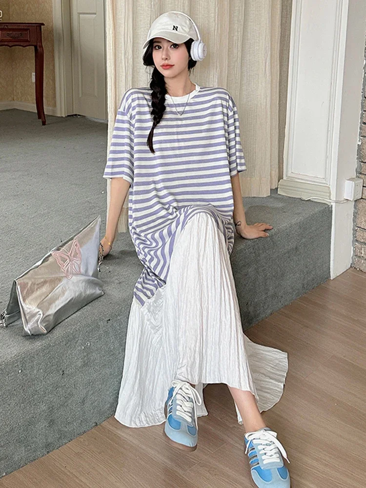 Женское длинное платье в полоску свободное белое составного кроя с коротким