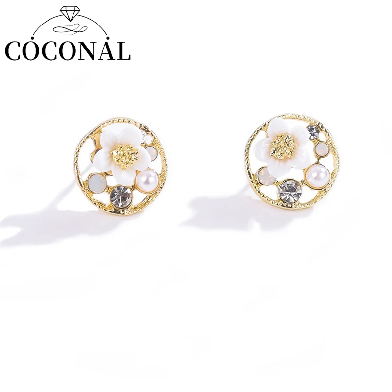 

Vintage Elegant Golden Pearl Small White Flower Stud Earrings Inlaid Rhinestone Daisy Stud Earrings For Women Wedding Jewelry