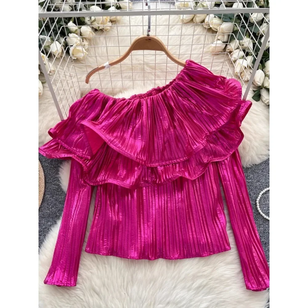 Женская блузка с диагональным воротником и открытыми плечами