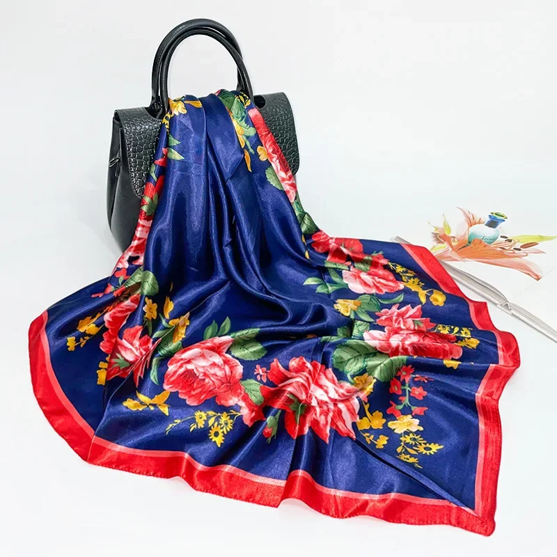 Женская атласная шаль с принтом розы размер 90*90 см