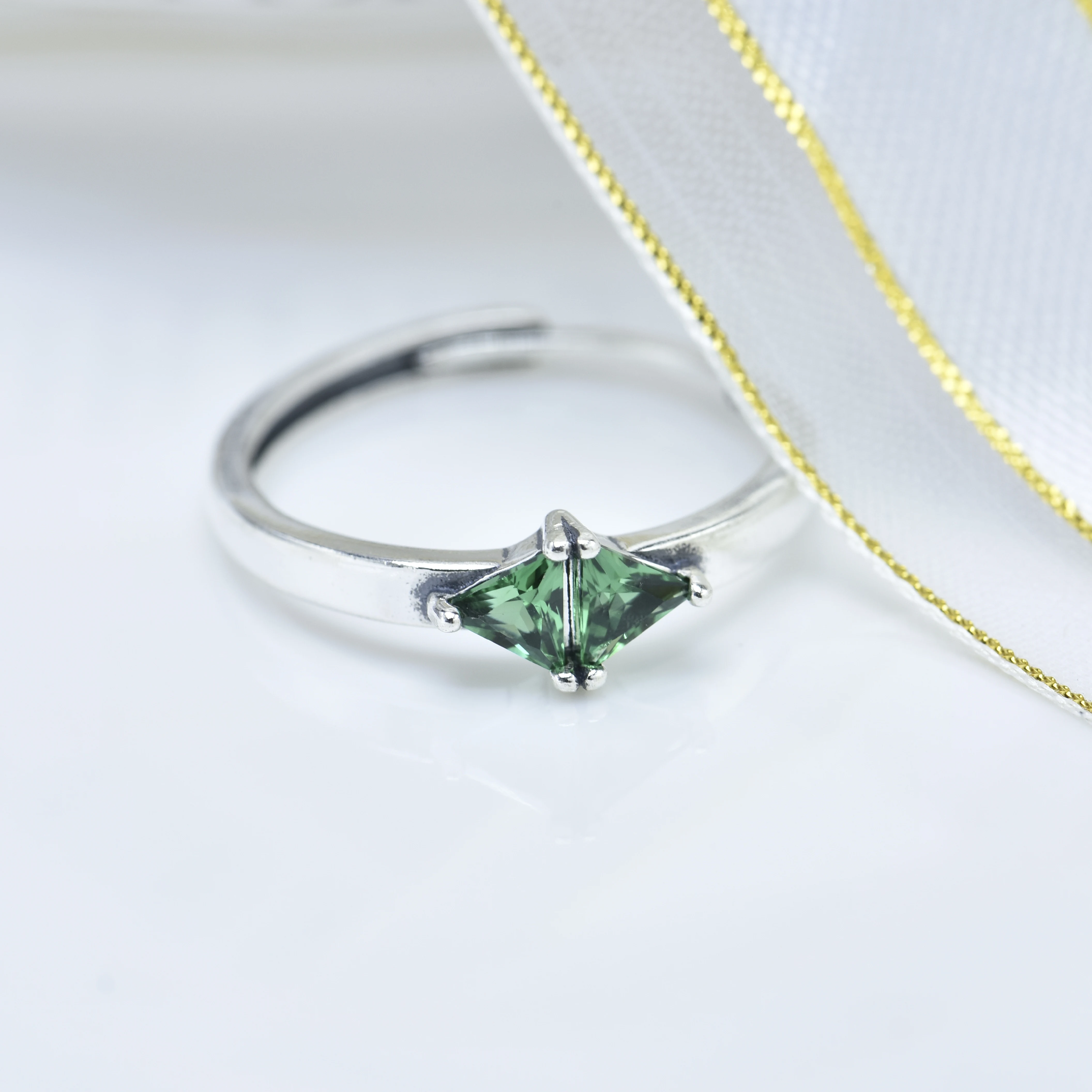 

Женское кольцо из серебра 925 пробы с голубым Цирконом