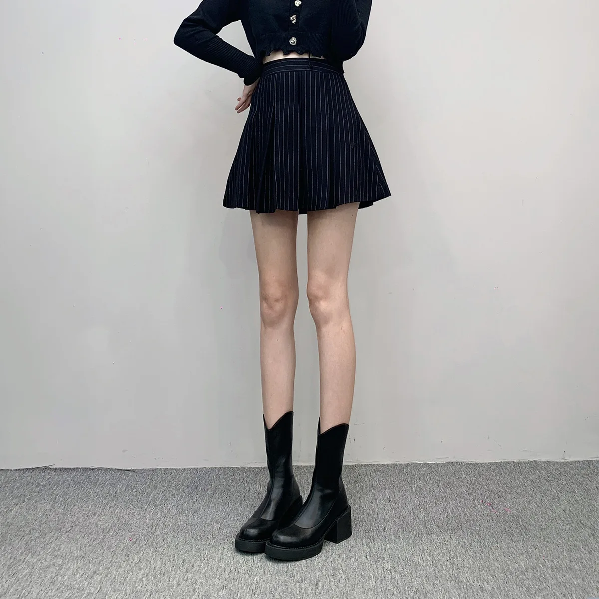 

Эластичные модные ботинки для женщин, сезон осень-зима 2021, модная дизайнерская женская обувь на платформе и толстом каблуке с низким вырезо...