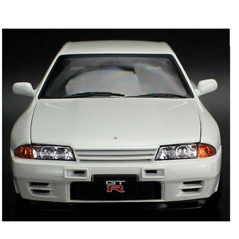 Модель автомобиля Nissan GTR R32 Skyline V-Spec II Auto-Art 1:18