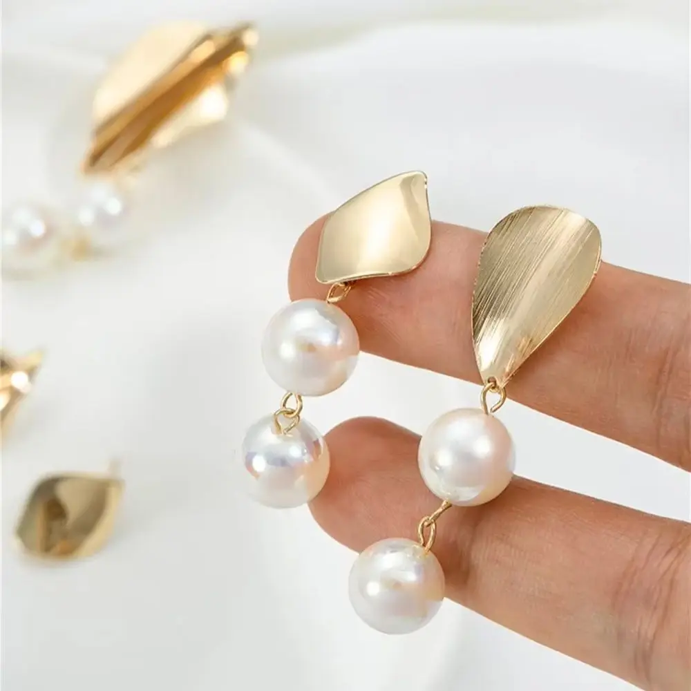 Глянцевая изогнутая поверхность в форме листа с позолотой 14 карат и подвесными