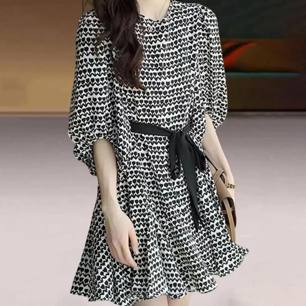 

Женское летнее мини-платье с цветочным принтом и широким подолом