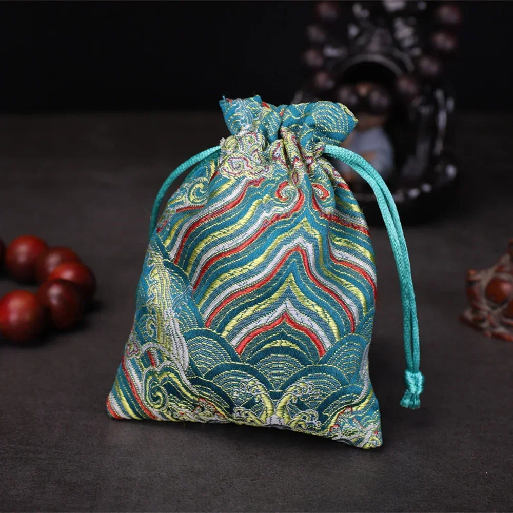 

Атласный подарочный мешочек с вышивкой