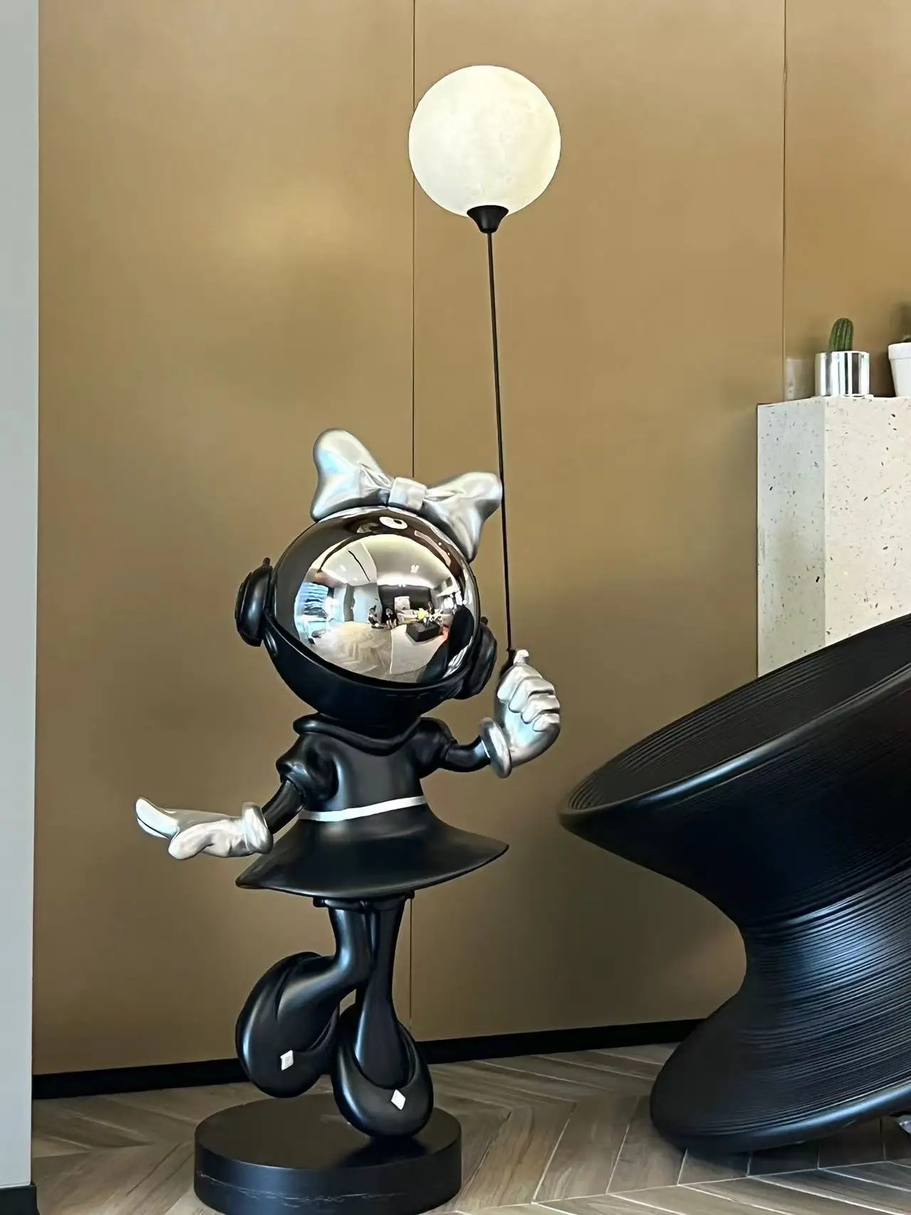 

Modern artist home decoration girl astronaut statue trend resin crafts living room decoration