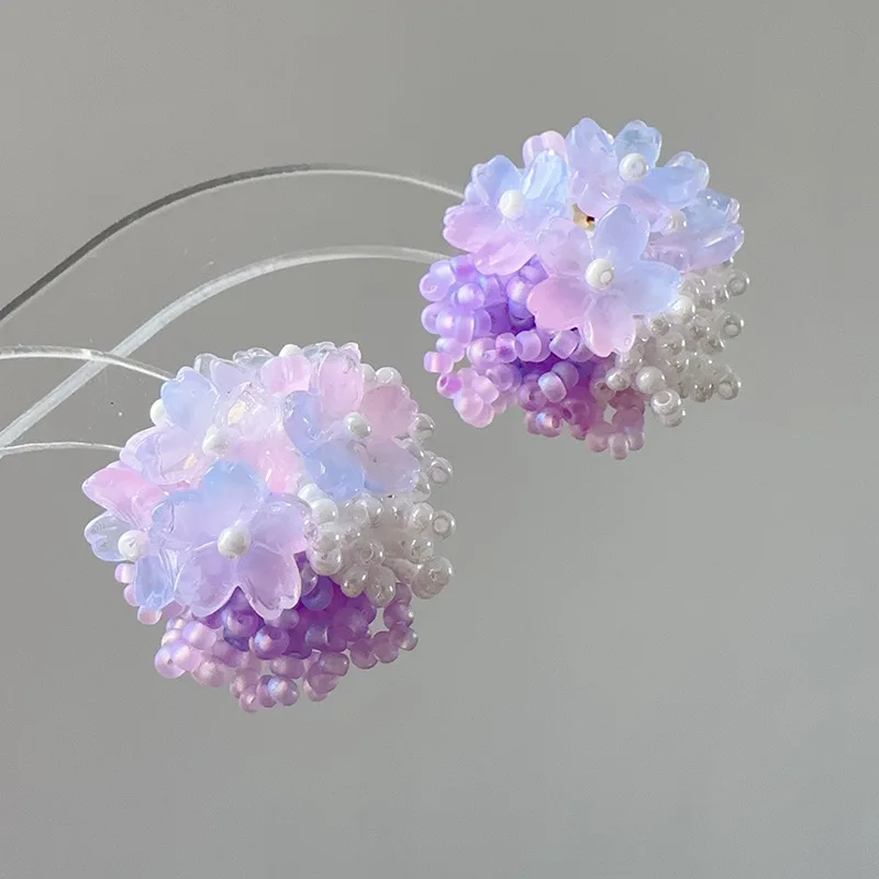 Серьги-гортензии из бисера кремового цвета с картиной маслом