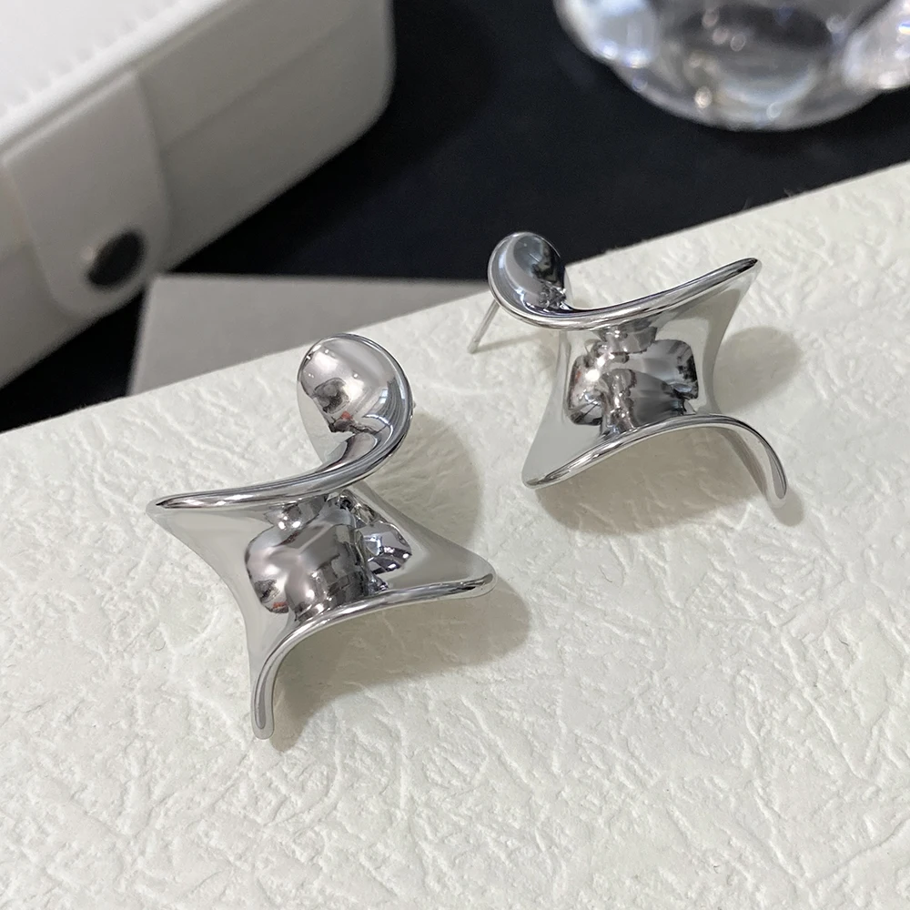 Женские серьги-гвоздики с абстрактными геометрическими фигурами