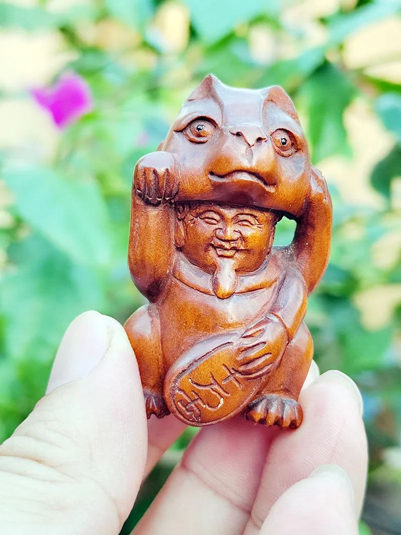 Ручная резная фигурка из самшита - человек с маской кошки