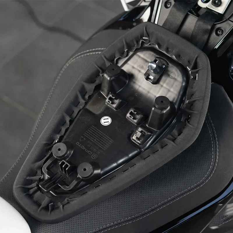Фото Для мотоциклов CF 675SR, 675SR-R, 675NK, CF650-10: задняя подушка сиденья, мягкая сумка-подушка, оригинальные аксессуары №3