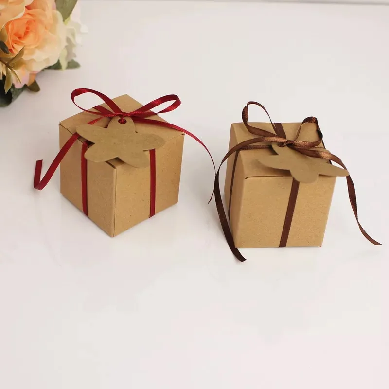 

100pcs Square Khaki / White Kraft Paper candy boxes Gift Boxes birthday party Wedding Favors Candy Box with Ribbon star tags