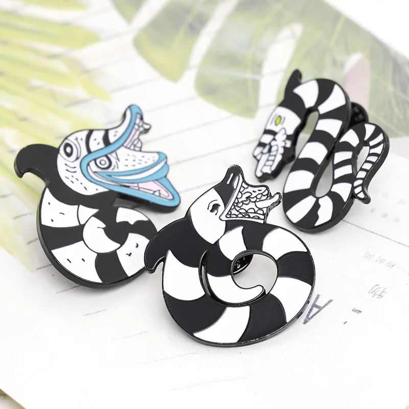 

Exaggerated Opening Rattlesnake Friends Creative Christmas Cartoon Lapel Pins Badges Women's Brooch New Year Gift Enamel Pin
