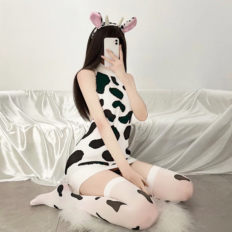 Женское трикотажное платье-водолазка без рукавов с принтом коровы |