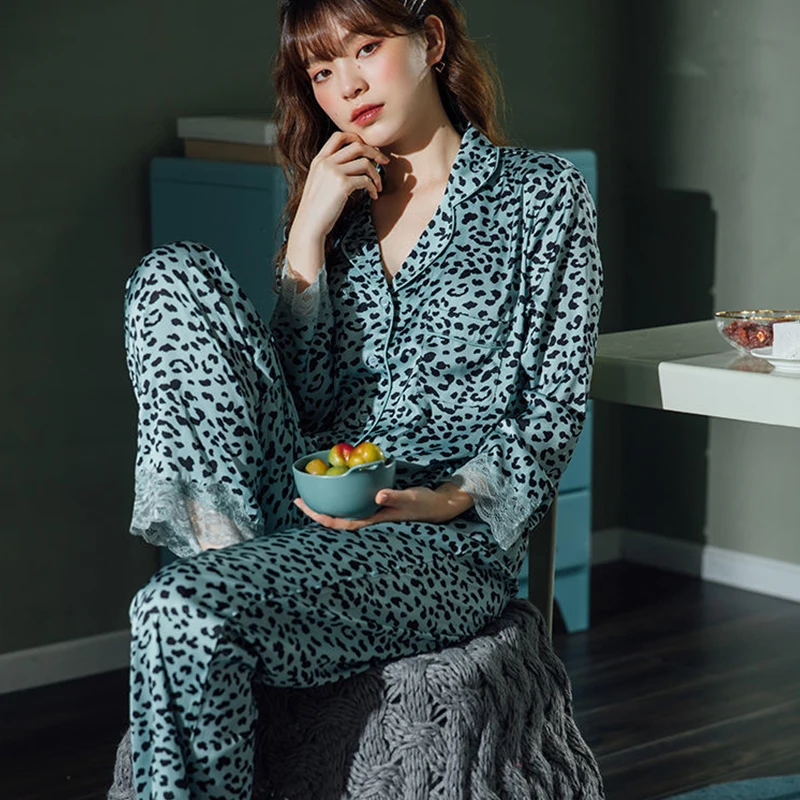Luxurious Ice Silk Pajamas Sexy Green Leopard Print Women's Silk Long-sleeved Pajamas Two Piece Set Can Worn Outside Home Wear