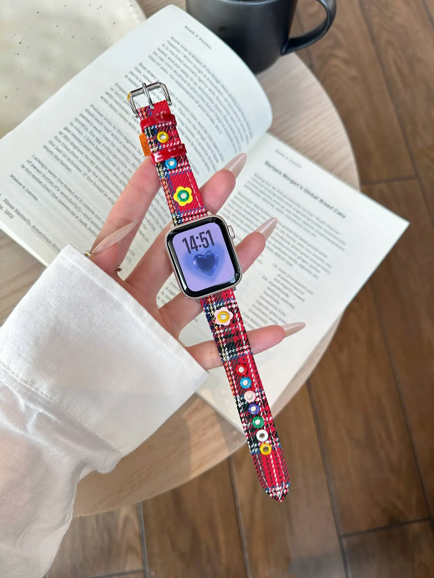 Фото Популярный кожаный ремешок с цветочным декором для Apple Watch, женский, 44 мм, 40, 45, 41, 49, 42, 38, серии 11, 10, 9, 8, SE, 7, 6, 5, 4, 3. №4