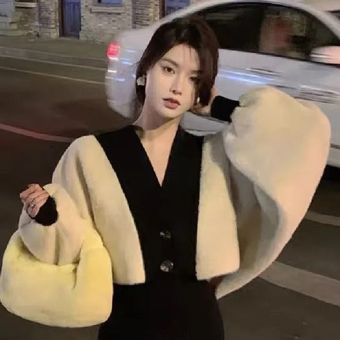 Женский трикотажный кардиган с воротником-поло без рукавов