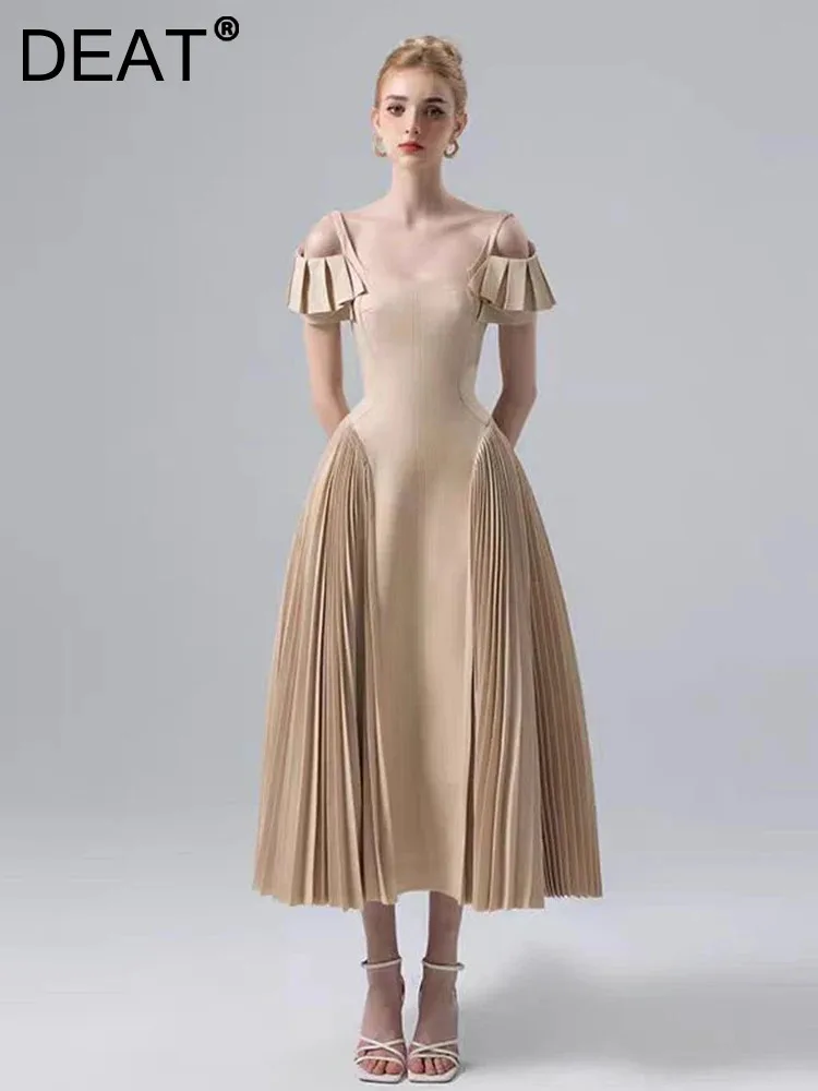 Женское плиссированное платье с вырезом-лодочкой и открытой спиной